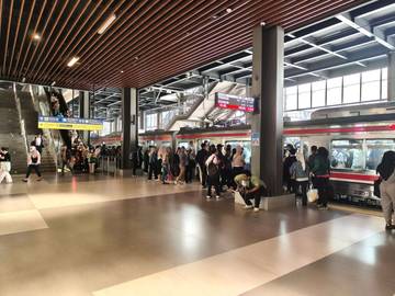 KAI Group Perpanjang Operasional LRT dan KRL Jabodetabek