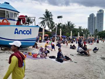 Aktivitas Pengunjung Meningkat di Pantai Lagoon Ancol
