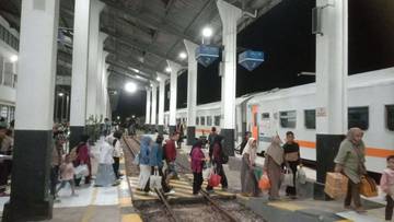 Puluhan Ribu Penumpang Padati Stasiun Ketapang selama Nataru