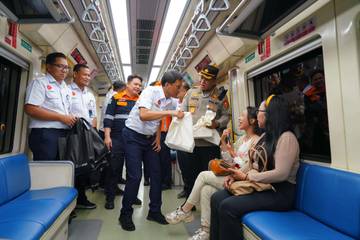 KAI-1 Sapa Penumpang LRT Jabodebek Malam Tahun Baru
