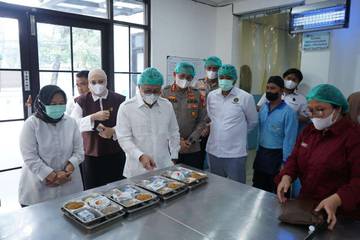 Menko Pangan Apresiasi Kebersihan SPPG Polri Pegangsaan Dua 