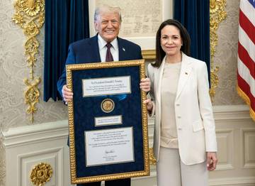 Peraih Nobel Perdamaian Serahkan Medalinya kepada Trump