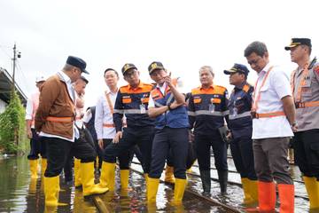 Menhub Tinjau Rel Terdampak Banjir di Pekalongan