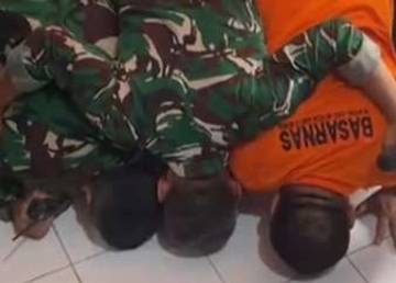 Haru, Tim SAR Sujud Syukur Usai Semua Korban ATR Ditemukan