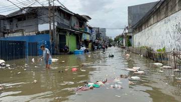 Banjir Kapuk Muara Diwarnai Tumpukan Sampah
