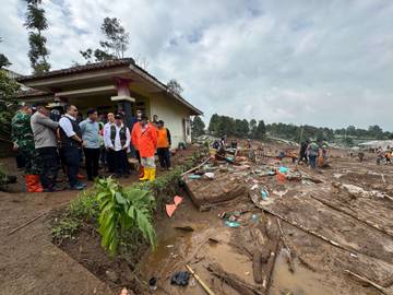Wapres Tinjau Langsung Lokasi Banjir Bandang dan Longsor di Bandung Barat
