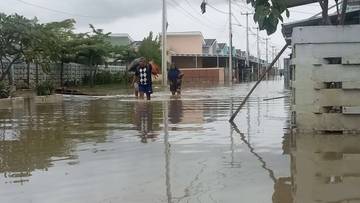 Masih Banjir, Warga Perumahan Nebraska Bekasi Bertahan di Pengungsian