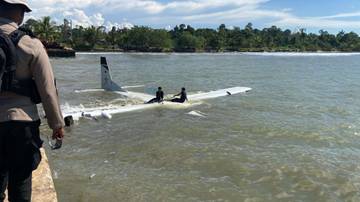 Pesawat Smart Air Mendarat Darurat di Bibir Pantai Nabire