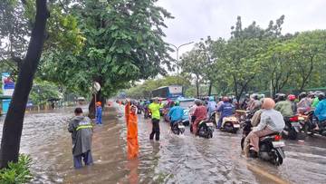 Genangan Tinggi Rendam Jl Suprapto, Cempaka Putih