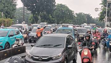 Imbas Genangan, Lalin Pasar Minggu Jakarta Macet Panjang