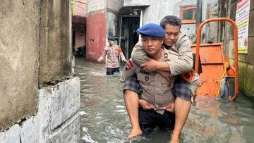 Potret Banjir Jakarta, Warga Sakit Terpaksa Digendong 