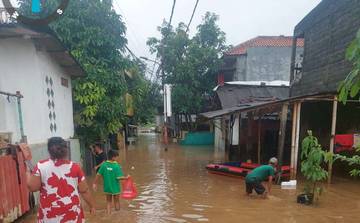 BPBD DKI Kerahkan Personel Atasi Banjir di 53 RT