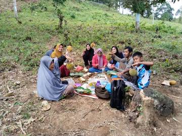 Menghabiskan Weekend Bersama Keluarga dikebun Durian