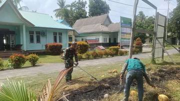 Babinsa Kadur Bantu Petani Kelapa