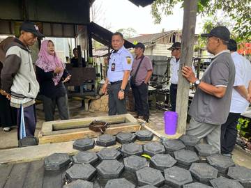 Sampah Plastik Diolah Jadi Paving Block di Samarinda