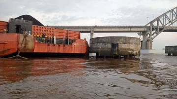 Insiden Pelayaran Mahulu, Tongkang Sempat Menempel Fender Jembatan