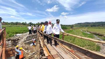 Warga Senang, Jembatan Cipluk Kendal Mulai Diperbaiki
