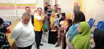 Pemerintah Berikan 500 Paket Makanan Bergizi Warga Bumiayu 