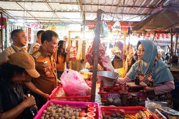 Gubernur Jateng Blusukan Pasar,  Harga Sembako Terpantau Naik