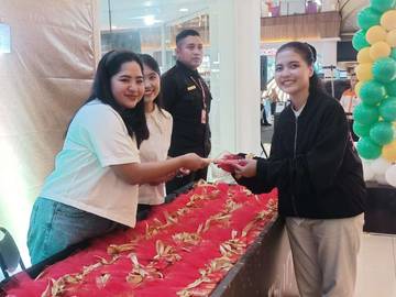 HUT ke-32, Mal Ciputra Bagikan Ribuan Cokelat Gratis