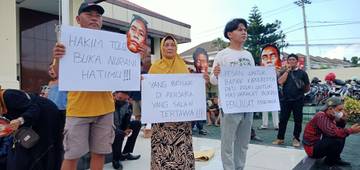 Sidang Perdana Dua Aktivis Pati Diwarnai Aksi Damai