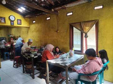 Soto Legendaris Pekalongan Bertahan di Era Kuliner Kekinian 