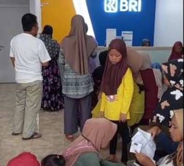 Cairkan Bantuan PIP, Warga Pekalongan Rela Antre Mengular