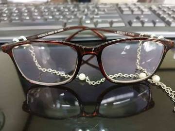 Cara Membersihkan Kacamata dari Noda Minyak Wajah