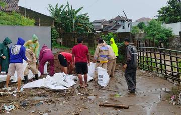 Anggota Gabungan TNI/Polri dan Warga Singocandi Perbaiki Talud