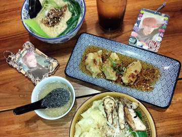 Tren Unik, Menikmati Makan Ditemani Photocard Idola