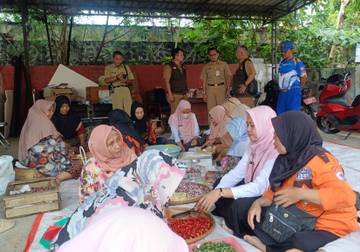 Dapur Umum Dinsos Batang Layani Ribuan Korban Banjir