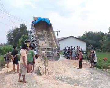 Pemkab Rembang Siapkan Anggaran Perbaikan Jalan Rusak