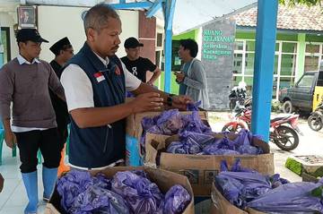 BPBD Batang Distribusikan Ribuan Nasi Bungkus Pengungsi Banjir