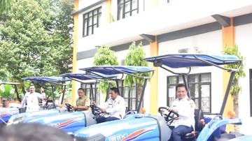 Perkuat Sektor Pertanian, Pemkab Pekalongan Serahkan Bantuan Alsintan 