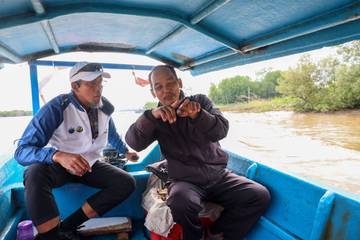 Naik Perahu, Sekda Jateng Tinjau Sekolah Terluar