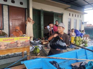 Banjir Tinggi, Distribusi Logistik Warga Pekalongan Gunakan Perahu