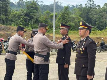 Polres Mahakam Ulu Anugerahkan Satyalancana Pengabdian Personel Polri