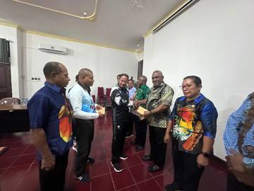 Wabup Yapen Serahkan SK Plt OPD Nomenklatur Baru