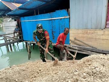 Babinsa Serui Bantu Timbun Halaman Rumah Warga Sarawandori