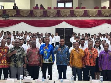 Bupati Yapen Serahkan SK kepada 193 CPNS