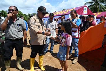 Bupati Tapteng Kunjungi Warganya di Pos Pengungsian Badiri 