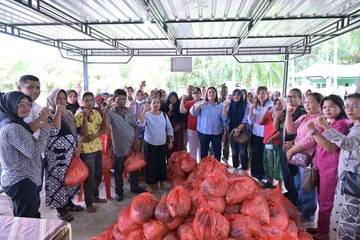 Ny. Rismawaty Masinton Bagikan Paket Sembako di Andam Dewi