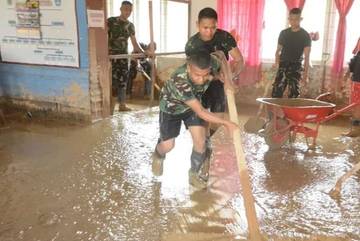 Pasca Bencana, TNI Bersihkan Sekolah Berlumpur di Tapteng