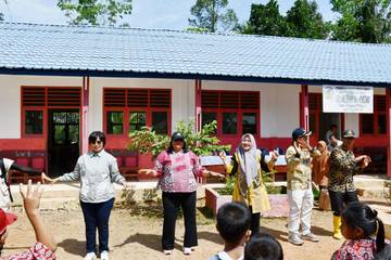 Ketua TP-PKK Tapteng bersama Donatur Bagikan Peralatan Sekolah