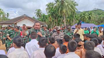 Kasad Jendral Maruli Kunjungi Korban Bencana Lingkungan Tapteng