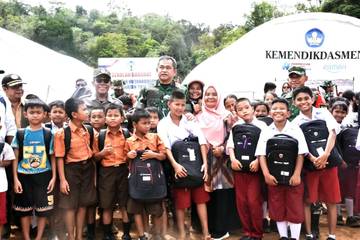 Kasad Jendral Maruli Simanjuntak Kunjungi Posko Pengungsi dan Sekolah Darurat 