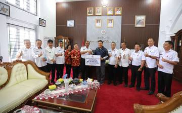 Bupati Humbahas Terima Bansos Korban Bencana Pemkab Toba