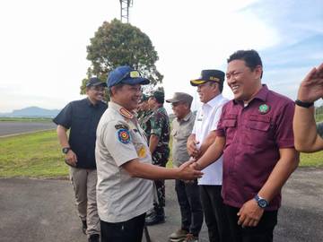Pantas Sambut Kedatangan Mendagri di Bandara Pinangsori