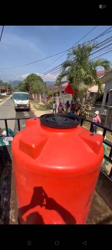 Kolaborasi Antar Dinas di Tapteng Lakukan Penyiraman Jalan Berdebu