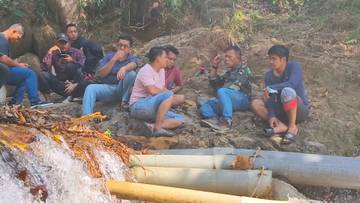 Masinton Tinjau Pemulihan Distribusi Air Sungai Sipan Tapteng